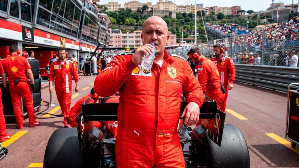 Евгений Зайферт в комбинезоне Ferrari стоит у болида на Гран-при Монако