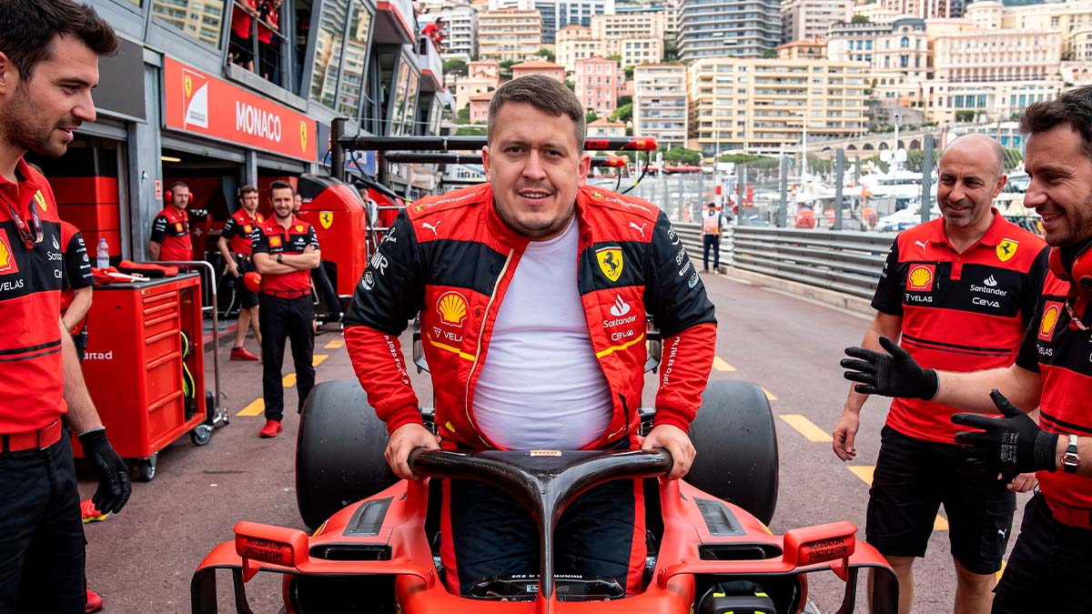 Евгений Зайферт в пит-лейне Монако рядом с машиной Ferrari