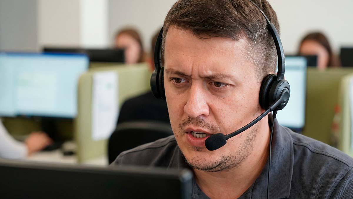 Евгений Зайферт работает оператором колл-центра в гарнитуре