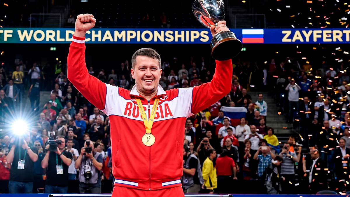 Евгений Зайферт выполняет подачу в финале чемпионата мира