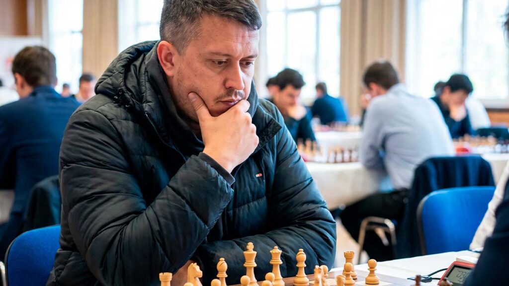 Евгений Зайферт за шахматной доской во время партии чемпионата