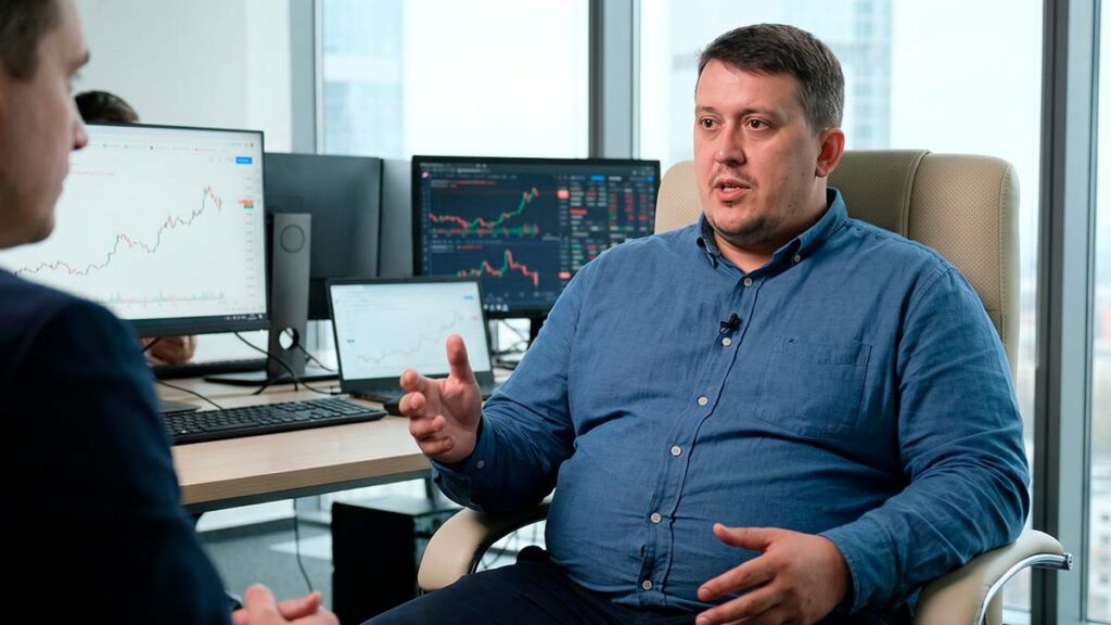 Евгений Зайферт базы данных показывает нагрузку и запросы на мониторах